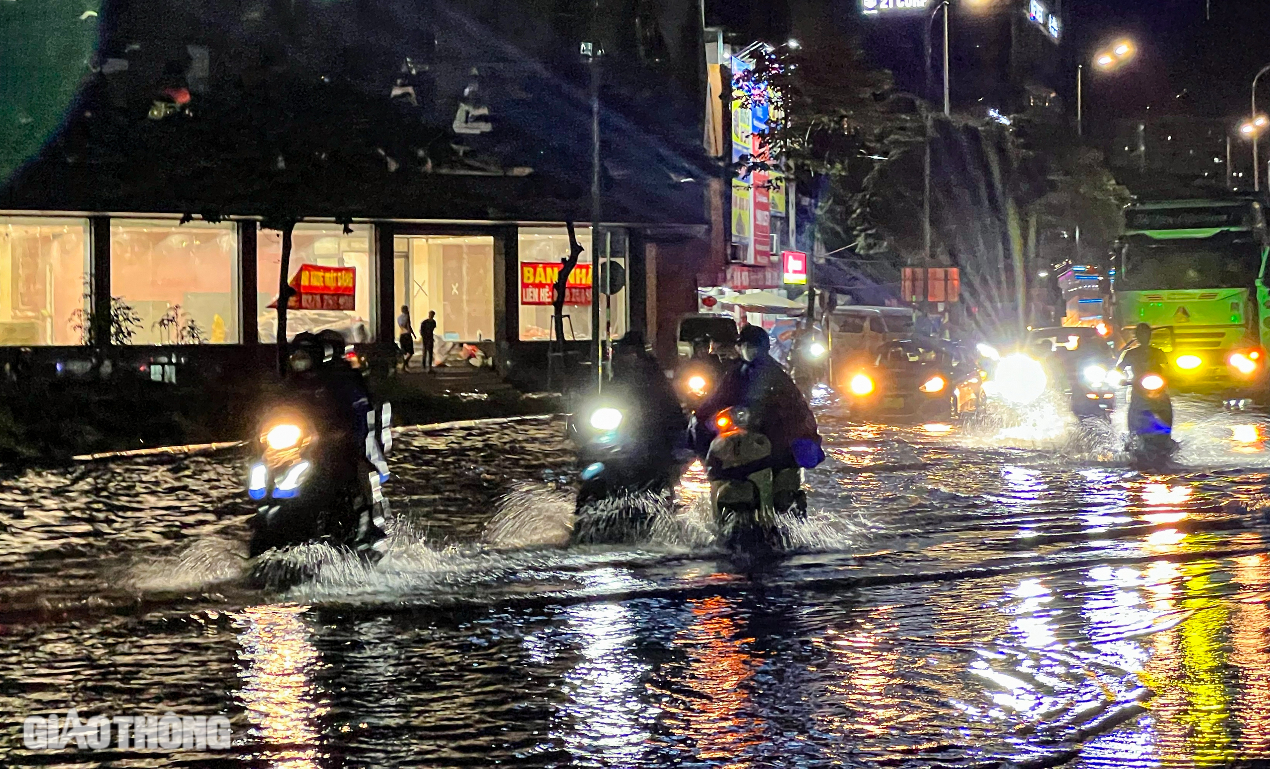 Đường ngập, c&acirc;y đổ la liệt sau trận mưa lớn ở H&agrave; Nội- Ảnh 6.