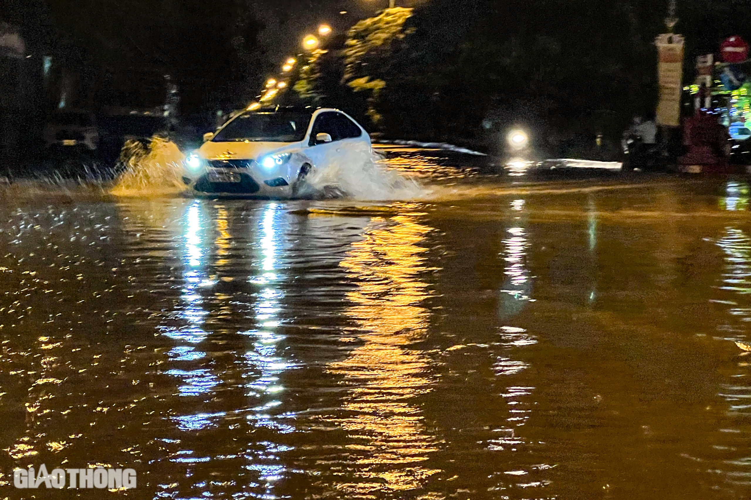 Đường ngập, c&acirc;y đổ la liệt sau trận mưa lớn ở H&agrave; Nội- Ảnh 9.