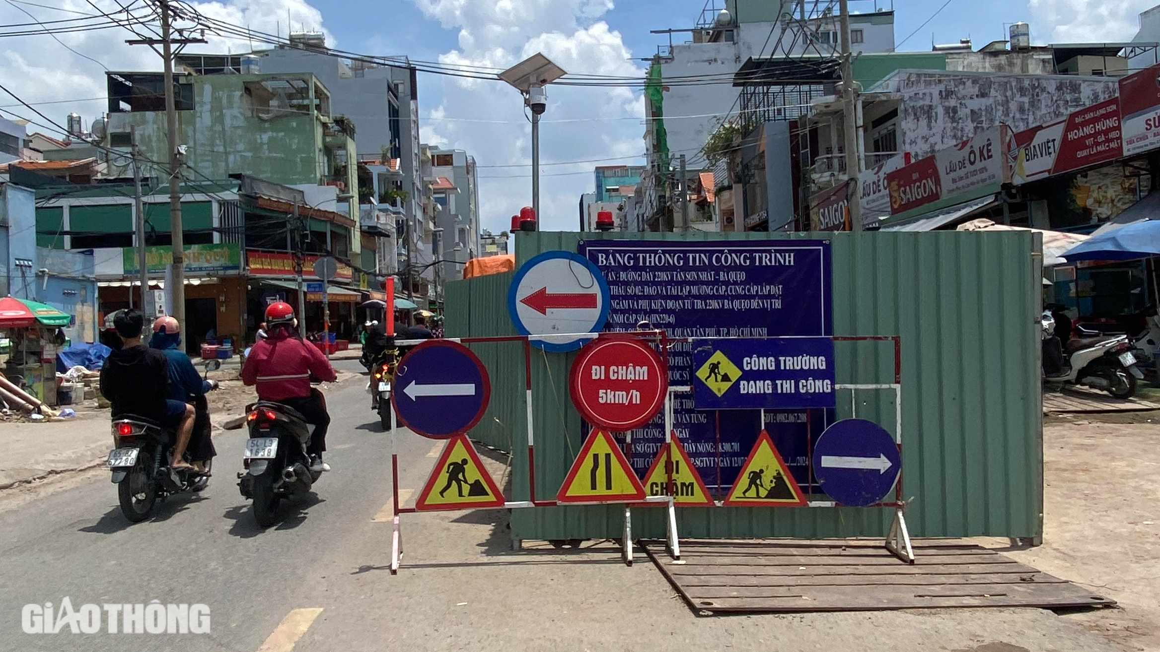 Đường v&agrave;o s&acirc;n bay T&acirc;n Sơn Nhất chưa đầy 1km c&oacute; 5 dự &aacute;n thi c&ocirc;ng đan xen- Ảnh 2.