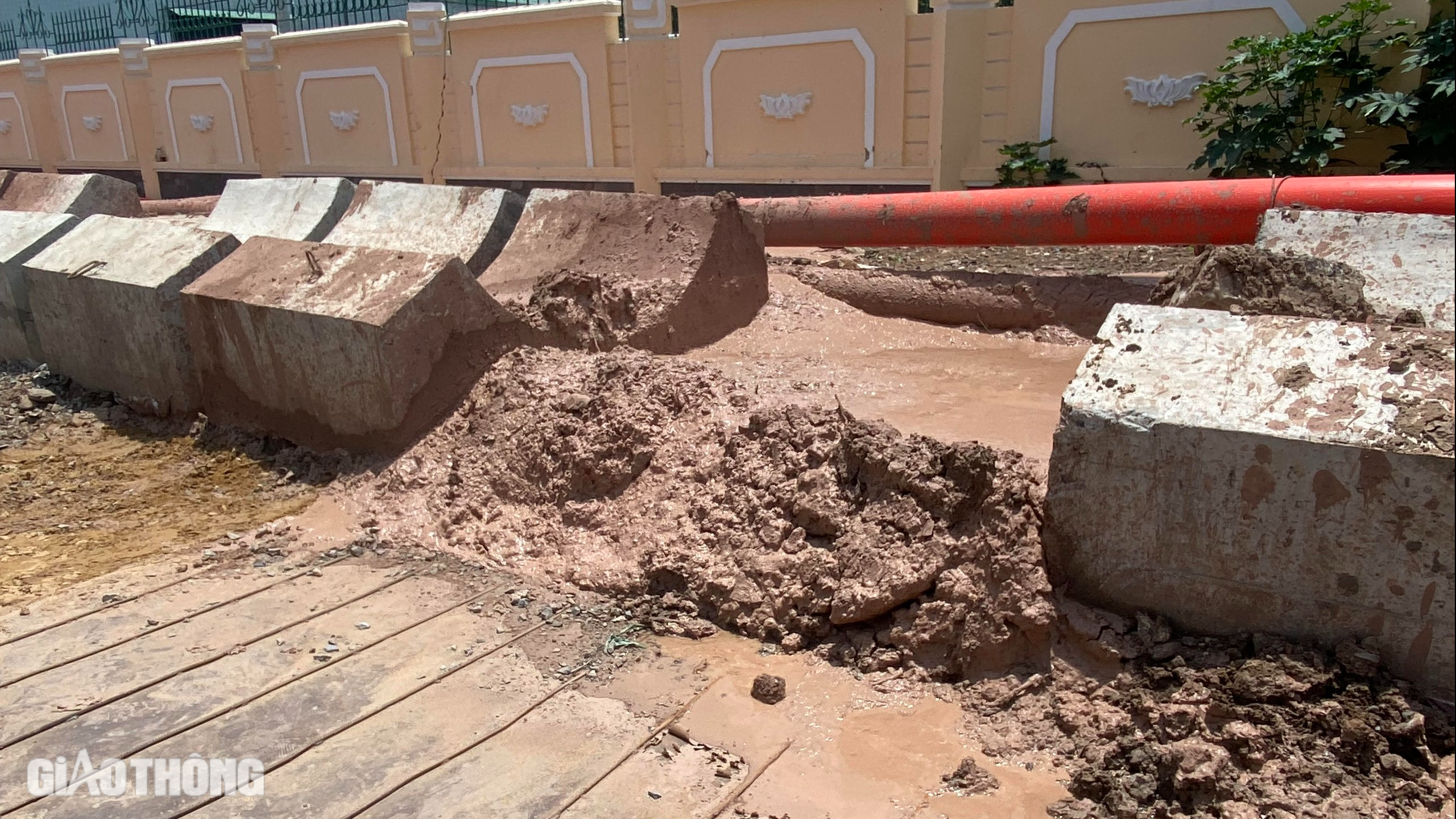 Đường v&agrave;o s&acirc;n bay T&acirc;n Sơn Nhất chưa đầy 1km c&oacute; 5 dự &aacute;n thi c&ocirc;ng đan xen- Ảnh 5.