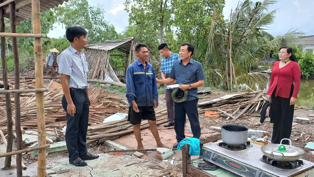 Lốc xo&aacute;y l&agrave;m sập nhiều nh&agrave; d&acirc;n ở Bạc Li&ecirc;u- Ảnh 1.