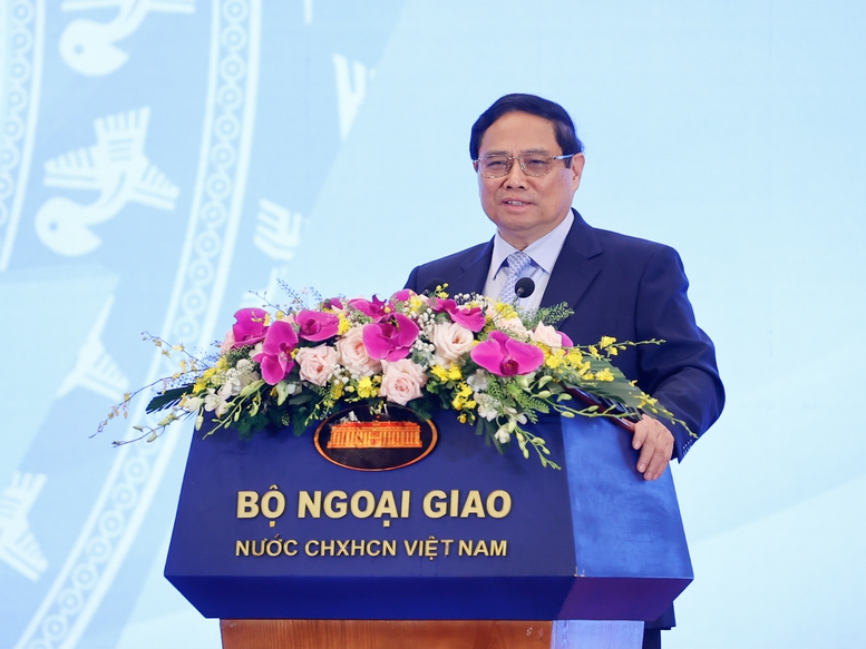 Thủ tướng chia sẻ 3 th&ocirc;ng điệp, 3 định hướng, 3 trọng t&acirc;m tại "Hội nghị Di&ecirc;n Hồng"- Ảnh 1.