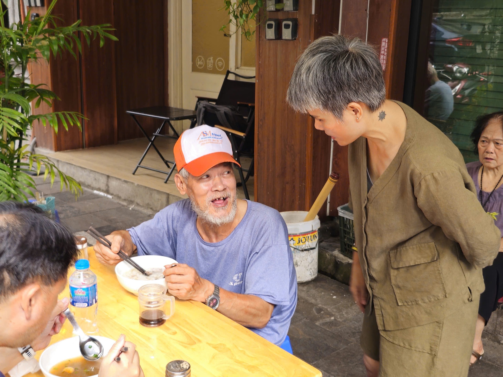 Chuyện ít biết về chủ quán phở “treo” ở Hà Nội- Ảnh 3. Chuyện ít biết về chủ quán phở “treo” ở Hà Nội- Ảnh 3.