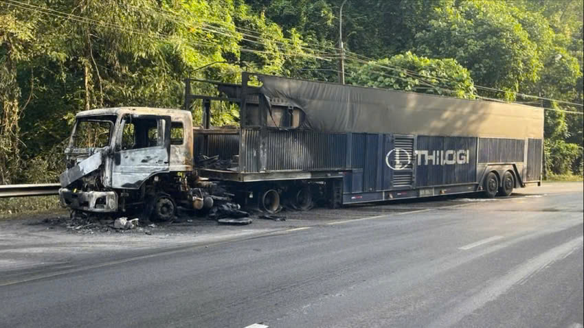 Xe đầu kéo phát lửa thiêu rụi cabin khi đang đi trên đèo Chuối qua quốc lộ 20- Ảnh 2. Xe đầu kéo phát lửa thiêu rụi cabin khi đang đi trên đèo Chuối qua quốc lộ 20- Ảnh 2.