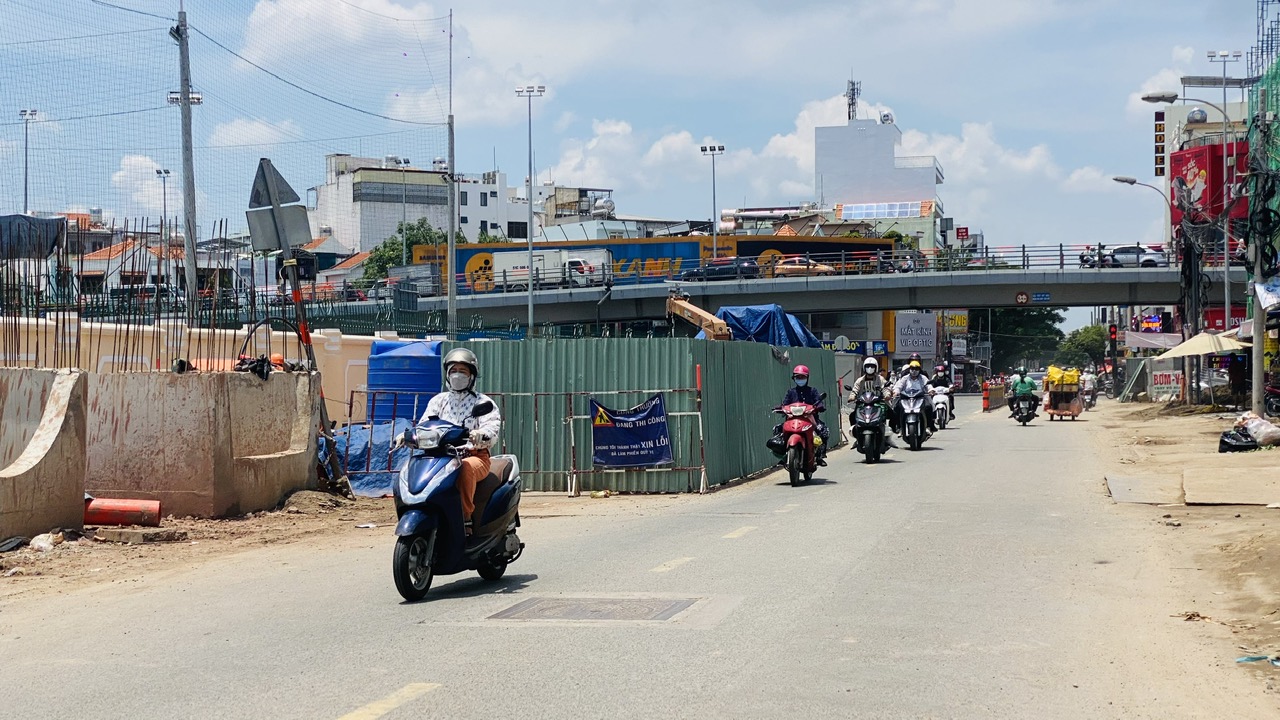 Đường v&agrave;o s&acirc;n bay T&acirc;n Sơn Nhất chưa đầy 1km c&oacute; 5 dự &aacute;n thi c&ocirc;ng đan xen- Ảnh 1.