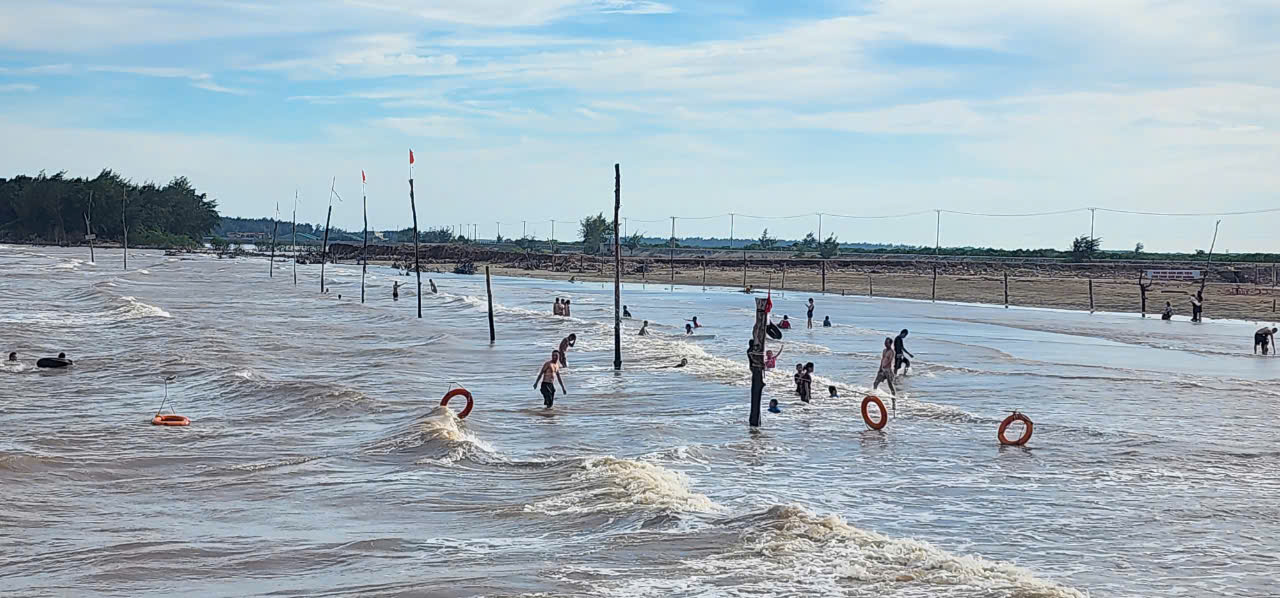 Thái Bình: Cùng nhóm bạn tắm biển Cồn Vành, một nam sinh đuối nước tử vong- Ảnh 2. Thái Bình: Cùng nhóm bạn tắm biển Cồn Vành, một nam sinh đuối nước tử vong- Ảnh 2.