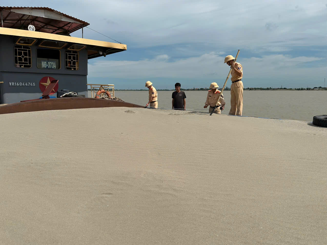 Th&aacute;i B&igrave;nh bắt giữ t&agrave;u chở c&aacute;t tr&aacute;i ph&eacute;p tr&ecirc;n s&ocirc;ng Hồng- Ảnh 1.