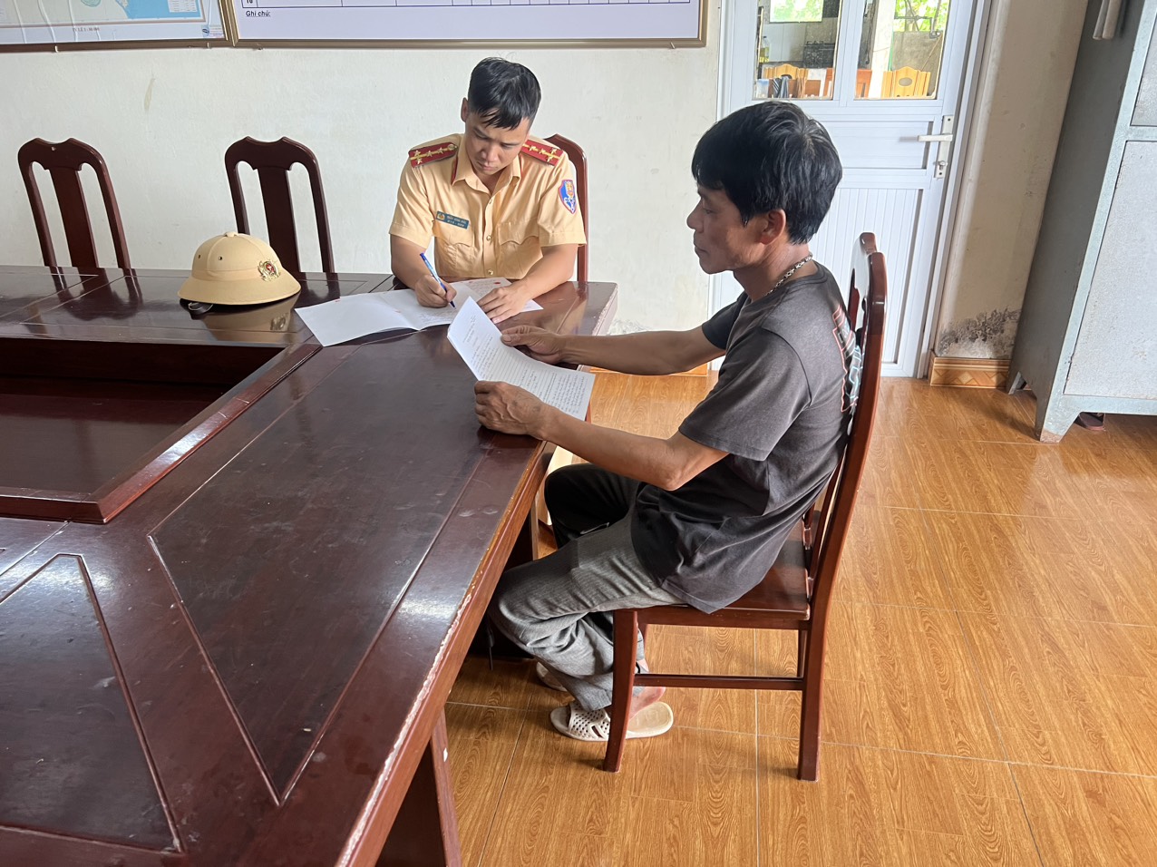 Th&aacute;i B&igrave;nh bắt giữ t&agrave;u chở c&aacute;t tr&aacute;i ph&eacute;p tr&ecirc;n s&ocirc;ng Hồng- Ảnh 2.