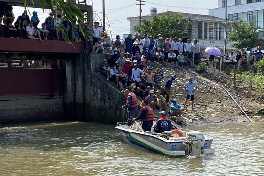 Nam Định: Đang t&igrave;m kiếm 2 ch&aacute;u nhỏ nghi bị đuối nước tr&ecirc;n s&ocirc;ng Ninh Cơ- Ảnh 1.
