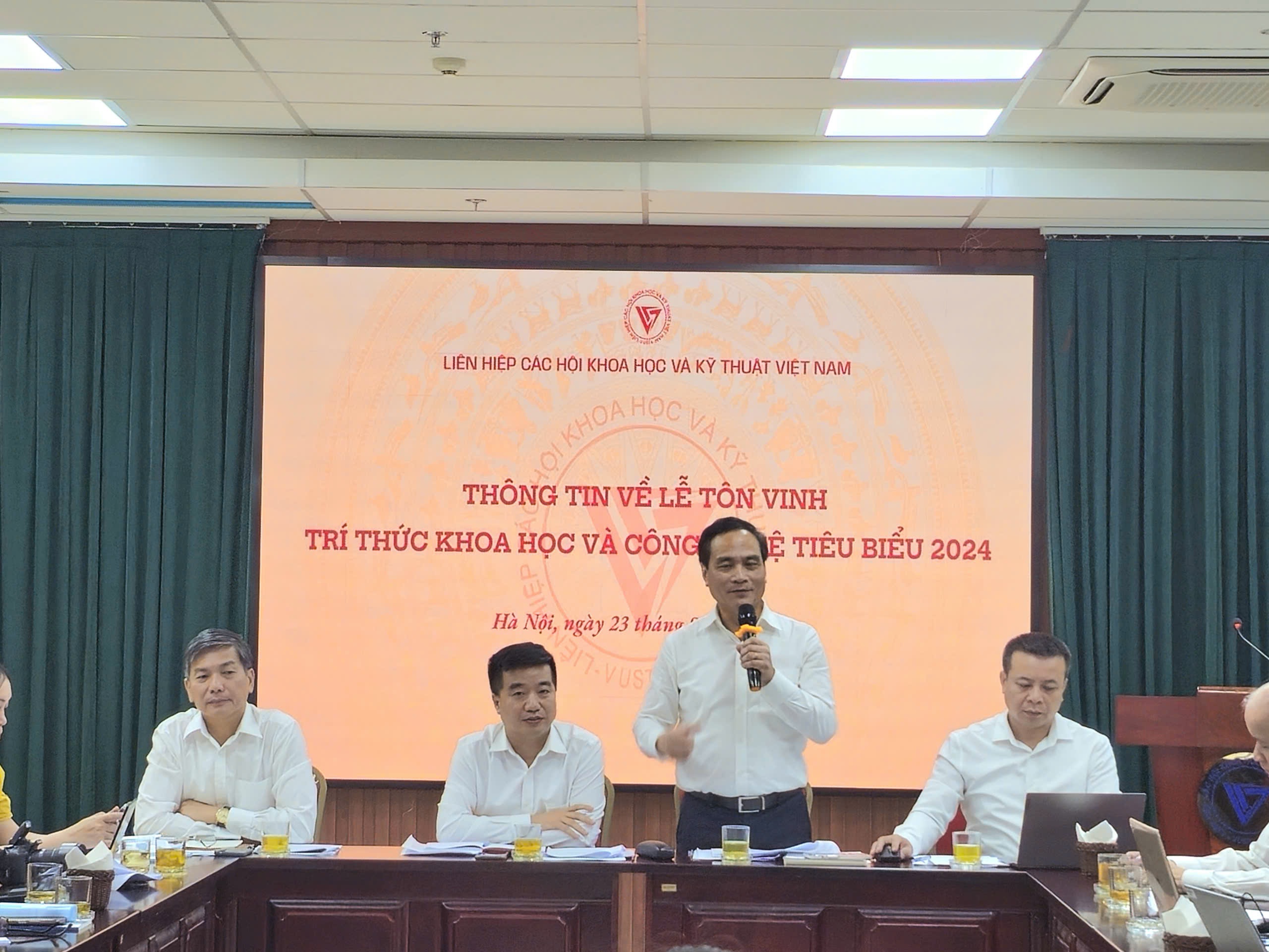 T&ocirc;n vinh 135 tr&iacute; thức khoa học v&agrave; c&ocirc;ng nghệ ti&ecirc;u biểu năm 2024- Ảnh 1.