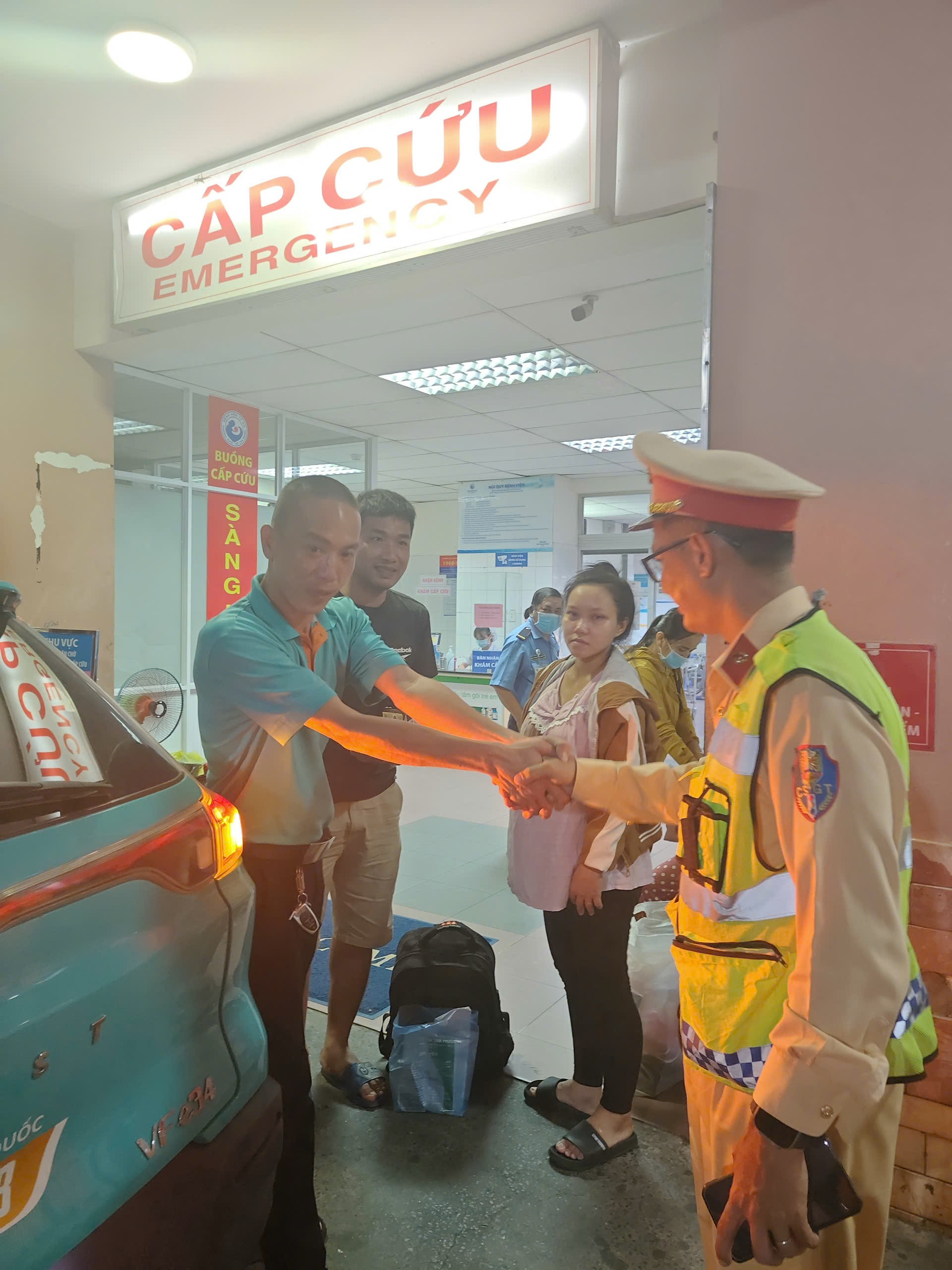 CSGT dẫn đường tr&ecirc;n cao tốc đưa người phụ nữ mang bầu đi cấp cứu- Ảnh 2.