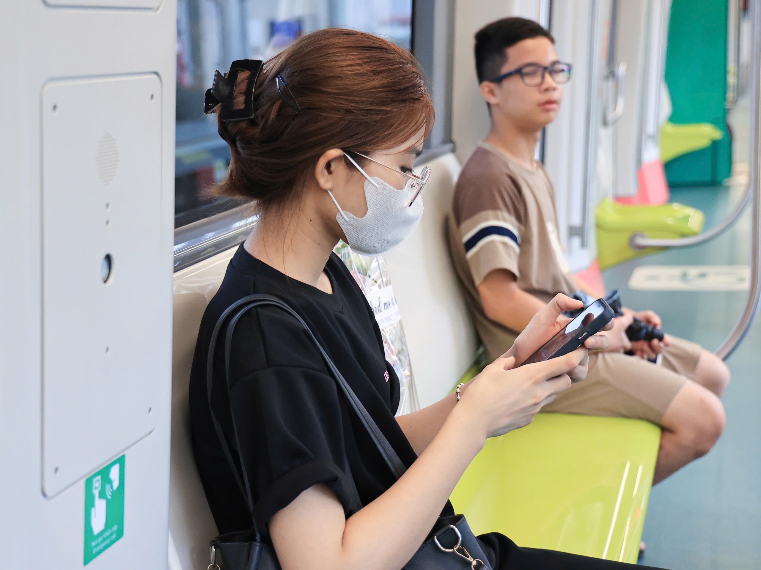 Ng&agrave;y đầu thu ph&iacute;, metro Nhổn - ga H&agrave; Nội vẫn h&uacute;t người d&acirc;n sử dụng- Ảnh 11.