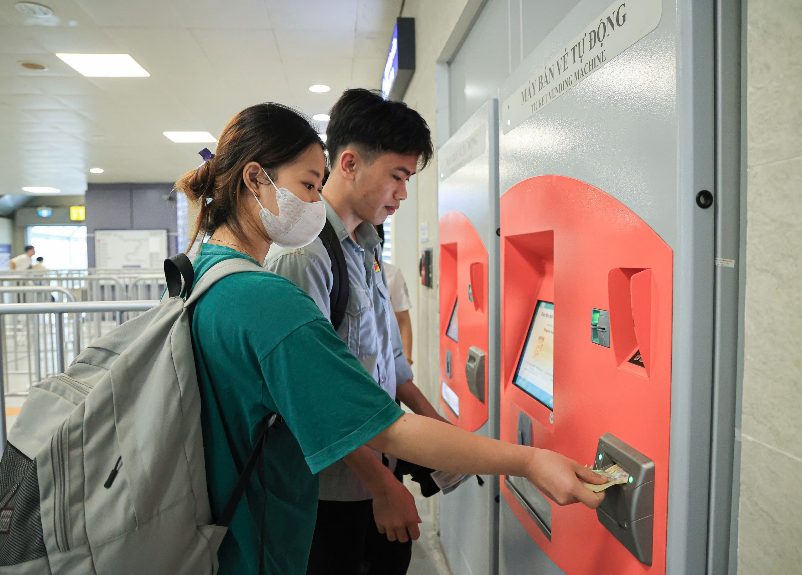 Ng&agrave;y đầu thu ph&iacute;, metro Nhổn - ga H&agrave; Nội vẫn h&uacute;t người d&acirc;n sử dụng- Ảnh 3.