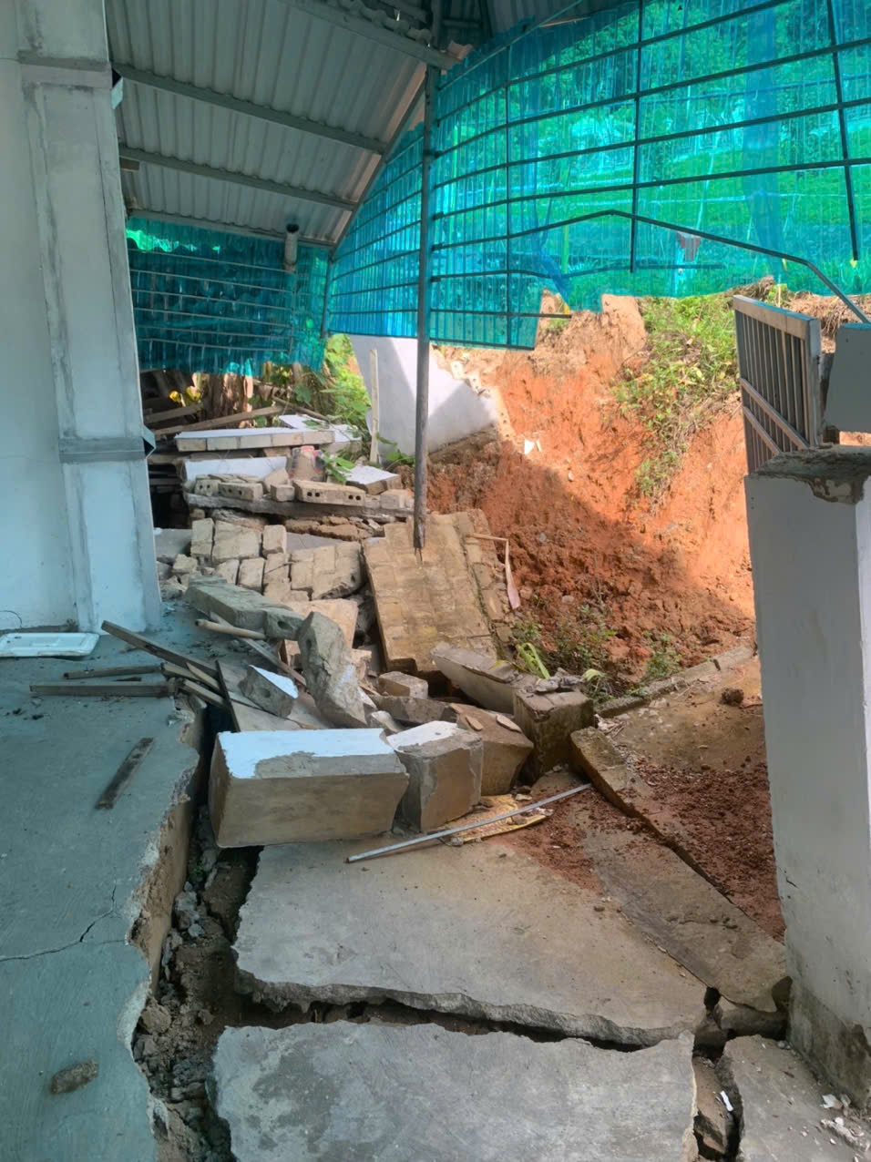 Tuyến QL15C qua huyện biên giới Thanh Hóa sụt lún nghiêm trọng- Ảnh 3. Tuyến QL15C qua huyện biên giới Thanh Hóa sụt lún nghiêm trọng- Ảnh 3.