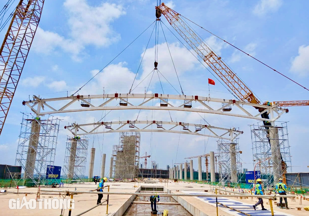 Lắp khung th&eacute;p m&aacute;i đầu ti&ecirc;n của "tr&aacute;i tim" si&ecirc;u s&acirc;n bay Long Th&agrave;nh- Ảnh 2.