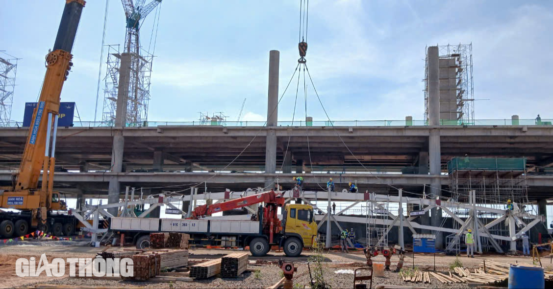 Lắp khung th&eacute;p m&aacute;i đầu ti&ecirc;n của "tr&aacute;i tim" si&ecirc;u s&acirc;n bay Long Th&agrave;nh- Ảnh 9.