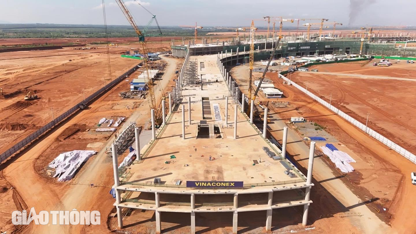 Lắp khung th&eacute;p m&aacute;i đầu ti&ecirc;n của "tr&aacute;i tim" si&ecirc;u s&acirc;n bay Long Th&agrave;nh- Ảnh 12.