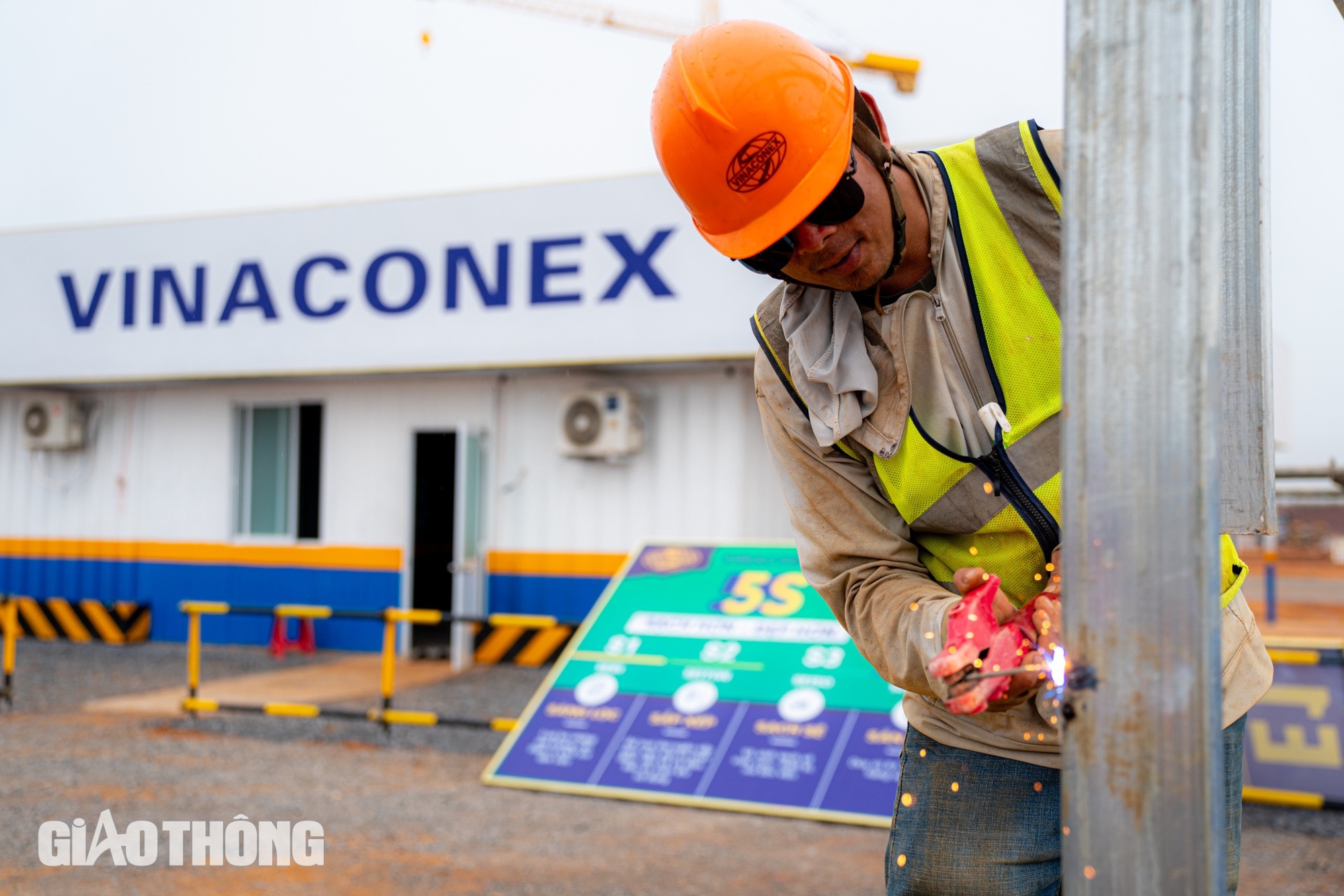 Lắp khung th&eacute;p m&aacute;i đầu ti&ecirc;n của "tr&aacute;i tim" si&ecirc;u s&acirc;n bay Long Th&agrave;nh- Ảnh 14.