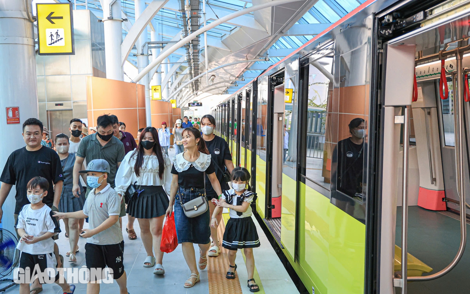 Ng&agrave;y đầu thu ph&iacute;, metro Nhổn - ga H&agrave; Nội vẫn h&uacute;t người d&acirc;n sử dụng- Ảnh 8.