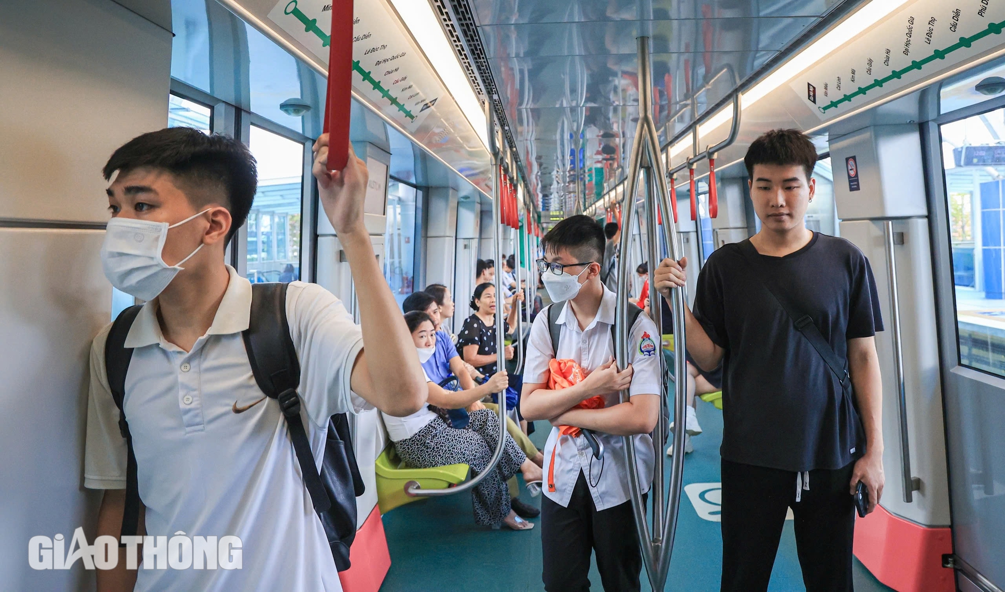 Ng&agrave;y đầu thu ph&iacute;, metro Nhổn - ga H&agrave; Nội vẫn h&uacute;t người d&acirc;n sử dụng- Ảnh 10.