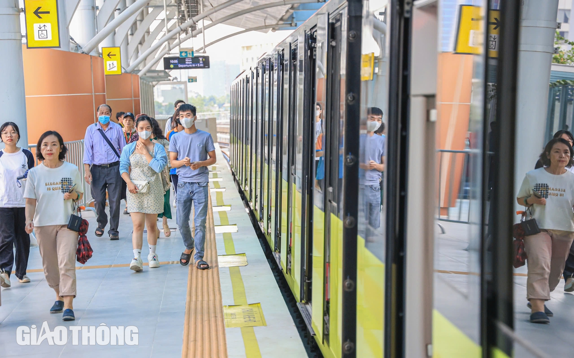 Ng&agrave;y đầu thu ph&iacute;, metro Nhổn - ga H&agrave; Nội vẫn h&uacute;t người d&acirc;n sử dụng- Ảnh 13.