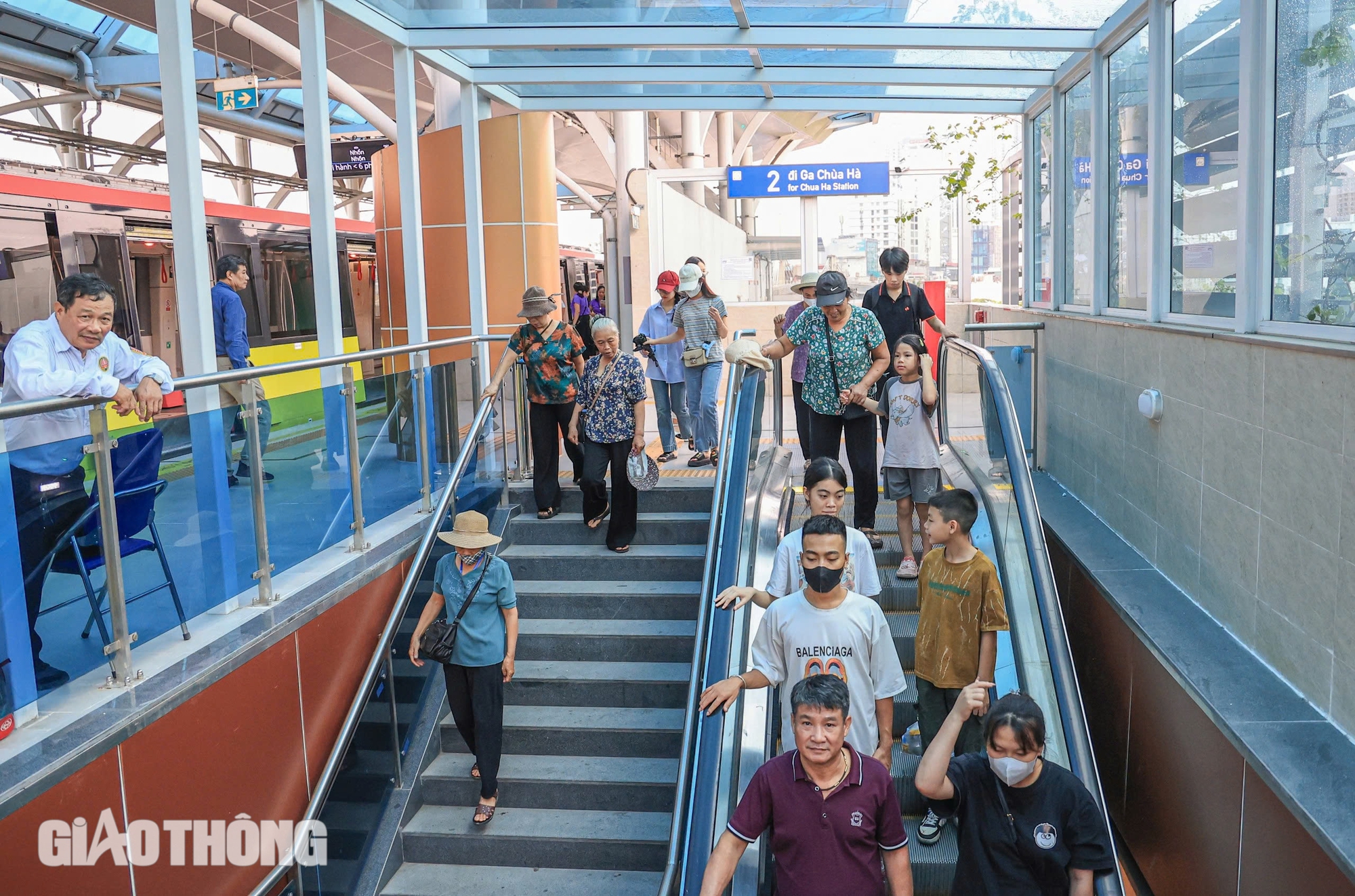 Ng&agrave;y đầu thu ph&iacute;, metro Nhổn - ga H&agrave; Nội vẫn h&uacute;t người d&acirc;n sử dụng- Ảnh 14.