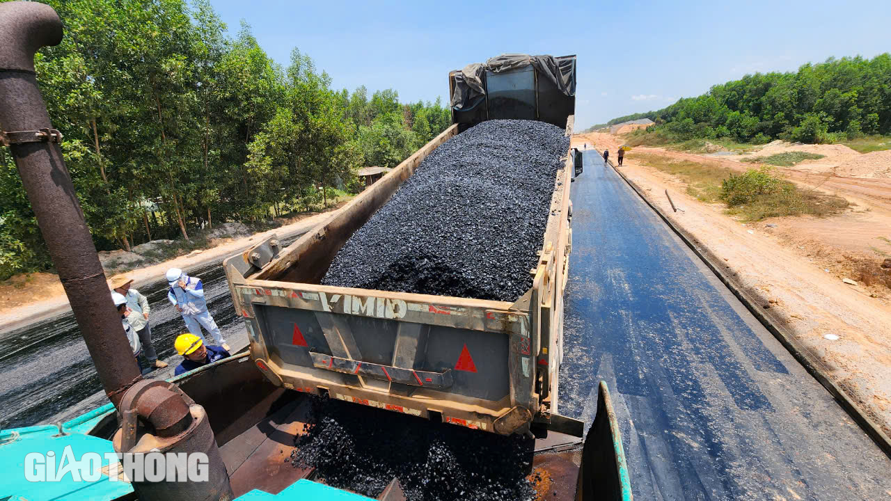 Thảm thử những m&eacute;t b&ecirc; t&ocirc;ng nhựa đầu ti&ecirc;n tr&ecirc;n cao tốc Quảng Ng&atilde;i - Ho&agrave;i Nhơn- Ảnh 1.