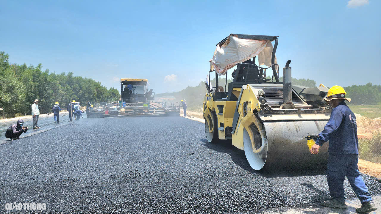 Thảm thử những m&eacute;t b&ecirc; t&ocirc;ng nhựa đầu ti&ecirc;n tr&ecirc;n cao tốc Quảng Ng&atilde;i - Ho&agrave;i Nhơn- Ảnh 3.