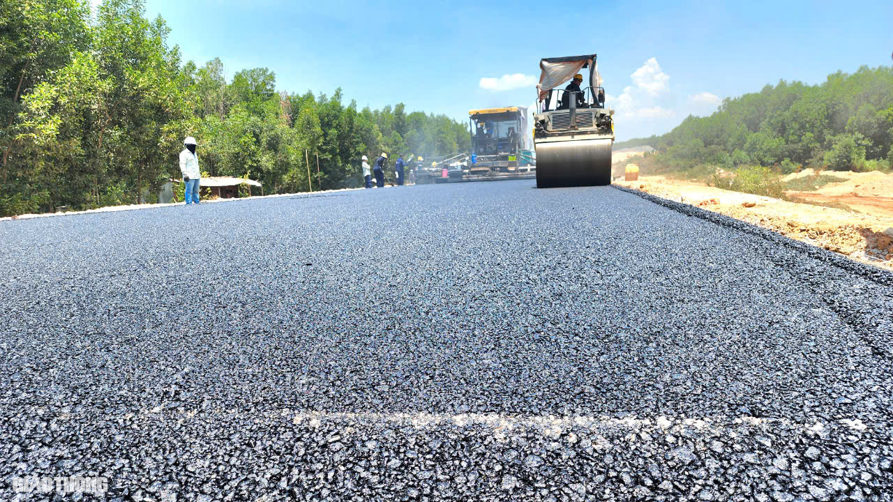 Thảm thử những m&eacute;t b&ecirc; t&ocirc;ng nhựa đầu ti&ecirc;n tr&ecirc;n cao tốc Quảng Ng&atilde;i - Ho&agrave;i Nhơn- Ảnh 4.