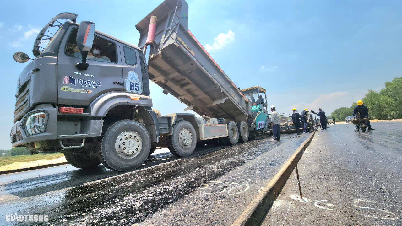 Thảm thử những m&eacute;t b&ecirc; t&ocirc;ng nhựa đầu ti&ecirc;n tr&ecirc;n cao tốc Quảng Ng&atilde;i - Ho&agrave;i Nhơn- Ảnh 6.