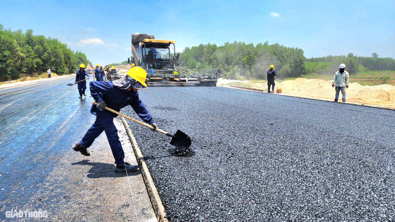 Thảm thử những m&eacute;t b&ecirc; t&ocirc;ng nhựa đầu ti&ecirc;n tr&ecirc;n cao tốc Quảng Ng&atilde;i - Ho&agrave;i Nhơn- Ảnh 7.