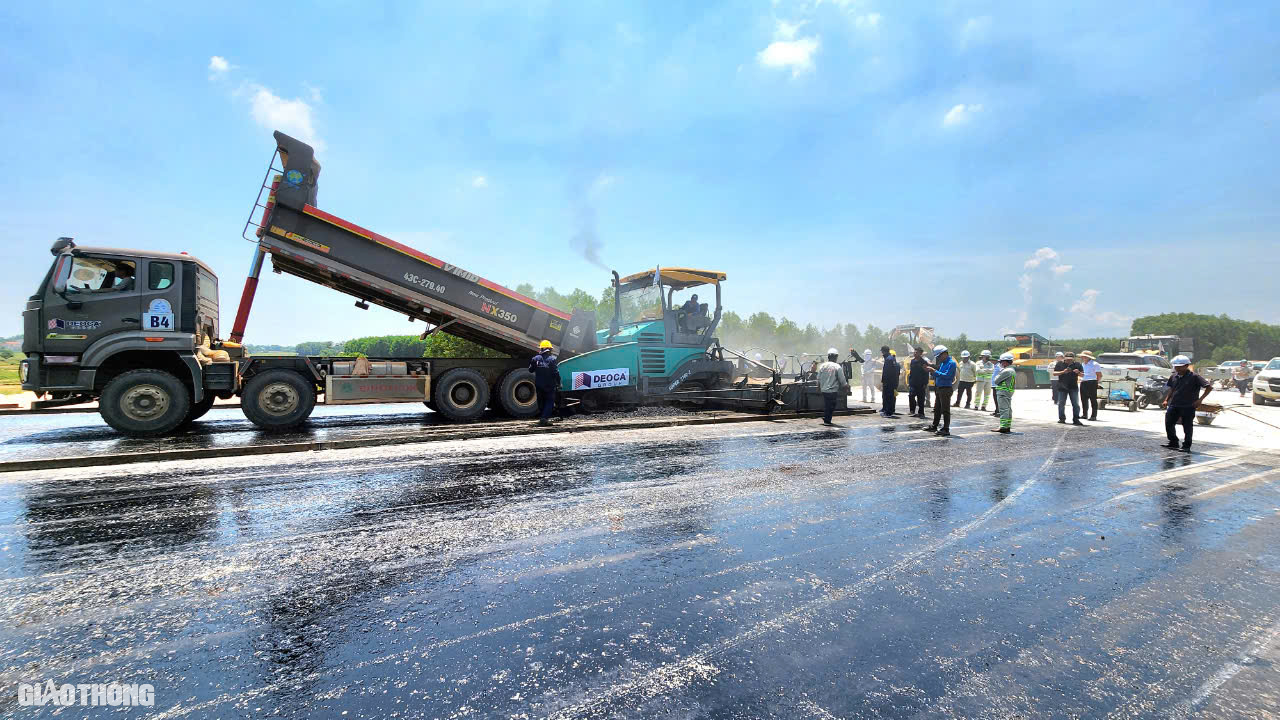 Thảm thử những m&eacute;t b&ecirc; t&ocirc;ng nhựa đầu ti&ecirc;n tr&ecirc;n cao tốc Quảng Ng&atilde;i - Ho&agrave;i Nhơn- Ảnh 8.