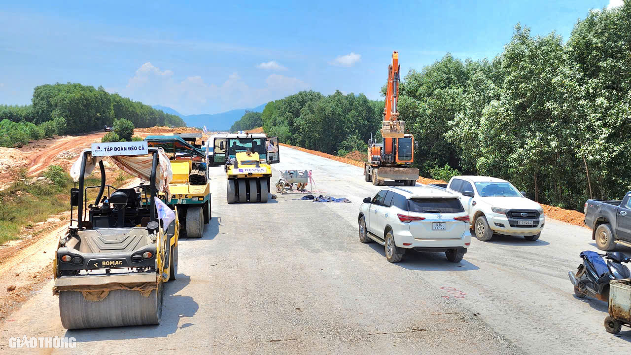 Thảm thử những m&eacute;t b&ecirc; t&ocirc;ng nhựa đầu ti&ecirc;n tr&ecirc;n cao tốc Quảng Ng&atilde;i - Ho&agrave;i Nhơn- Ảnh 9.