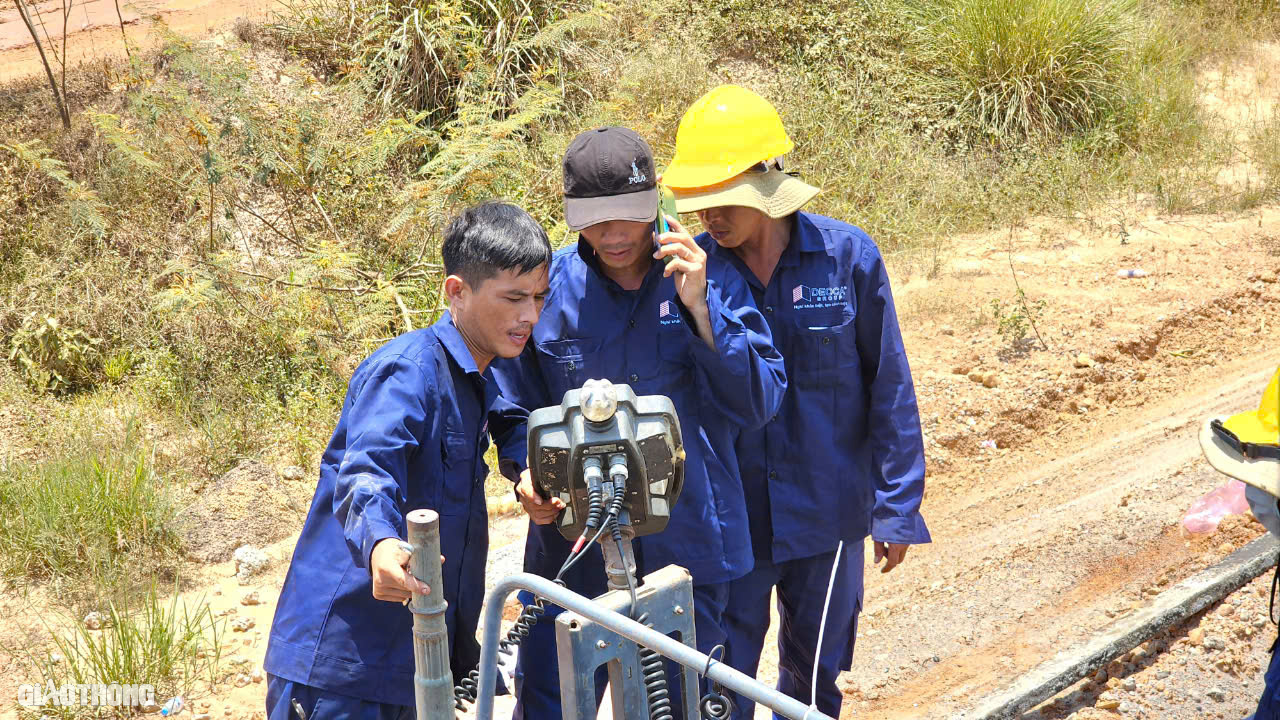 Thảm thử những m&eacute;t b&ecirc; t&ocirc;ng nhựa đầu ti&ecirc;n tr&ecirc;n cao tốc Quảng Ng&atilde;i - Ho&agrave;i Nhơn- Ảnh 10.