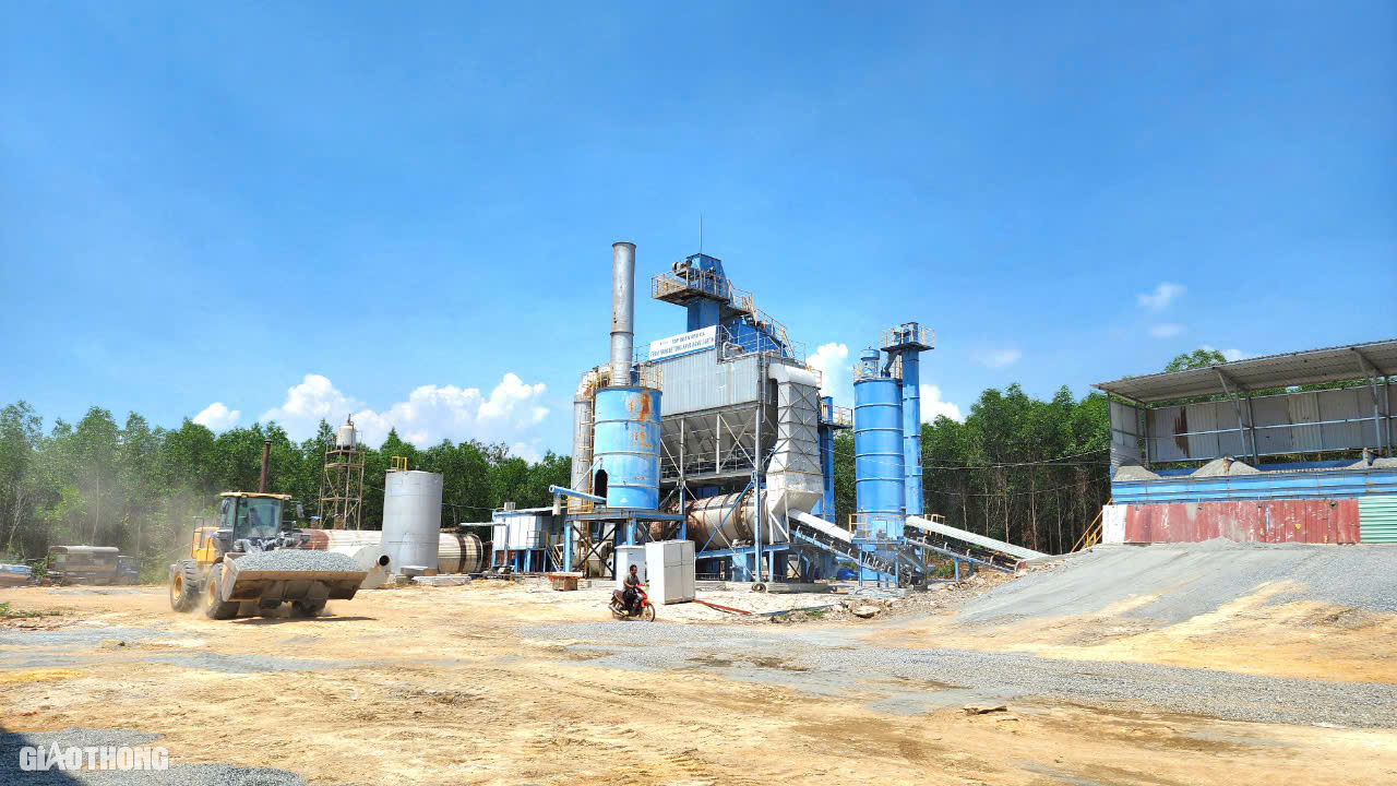 Thảm thử những m&eacute;t b&ecirc; t&ocirc;ng nhựa đầu ti&ecirc;n tr&ecirc;n cao tốc Quảng Ng&atilde;i - Ho&agrave;i Nhơn- Ảnh 11.