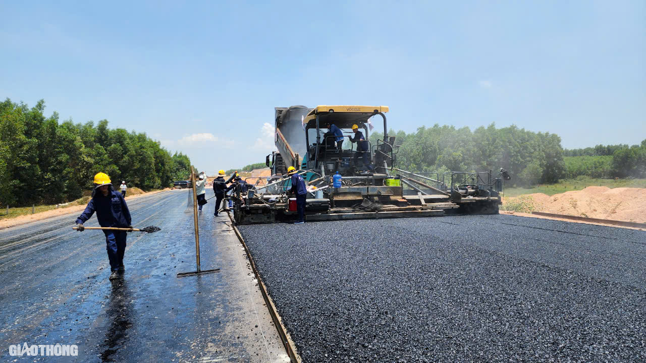 Thảm thử những m&eacute;t b&ecirc; t&ocirc;ng nhựa đầu ti&ecirc;n tr&ecirc;n cao tốc Quảng Ng&atilde;i - Ho&agrave;i Nhơn- Ảnh 12.