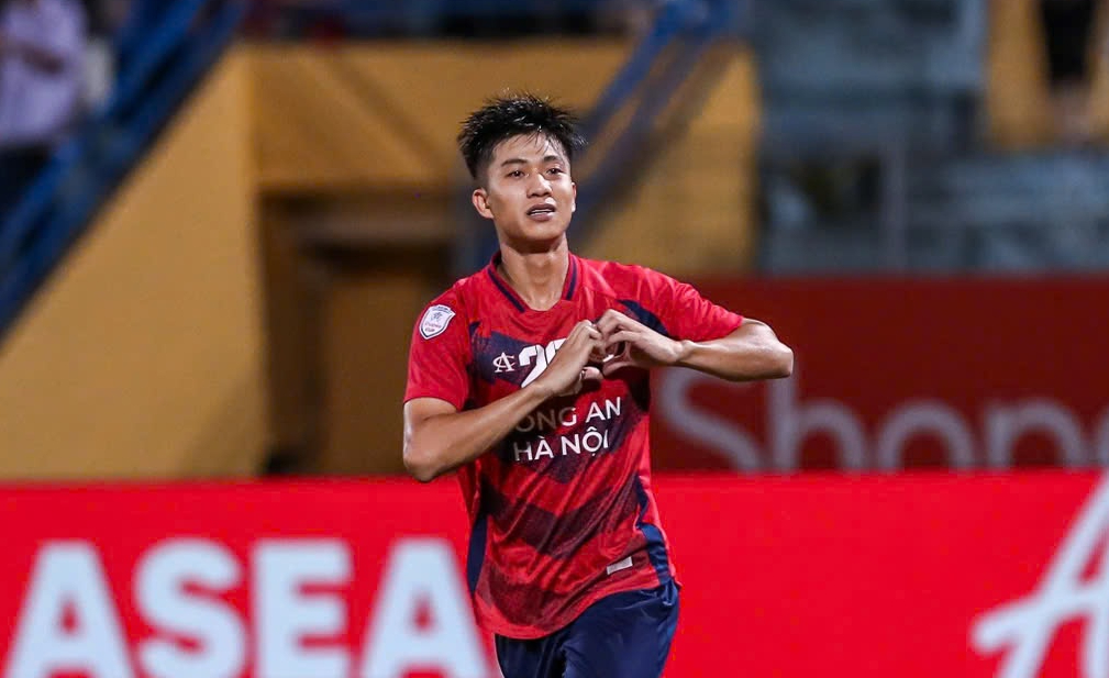 Ng&ocirc;i sao vừa x&eacute; lưới nh&agrave; v&ocirc; địch Th&aacute;i Lan nhận &ldquo;qu&agrave;&rdquo; từ HLV Kim Sang-sik- Ảnh 1.