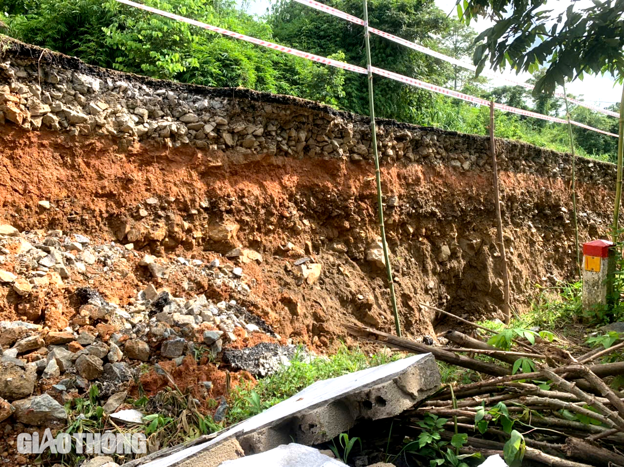 Tuyến QL15C qua huyện biên giới Thanh Hóa sụt lún nghiêm trọng- Ảnh 2. Tuyến QL15C qua huyện biên giới Thanh Hóa sụt lún nghiêm trọng- Ảnh 2.