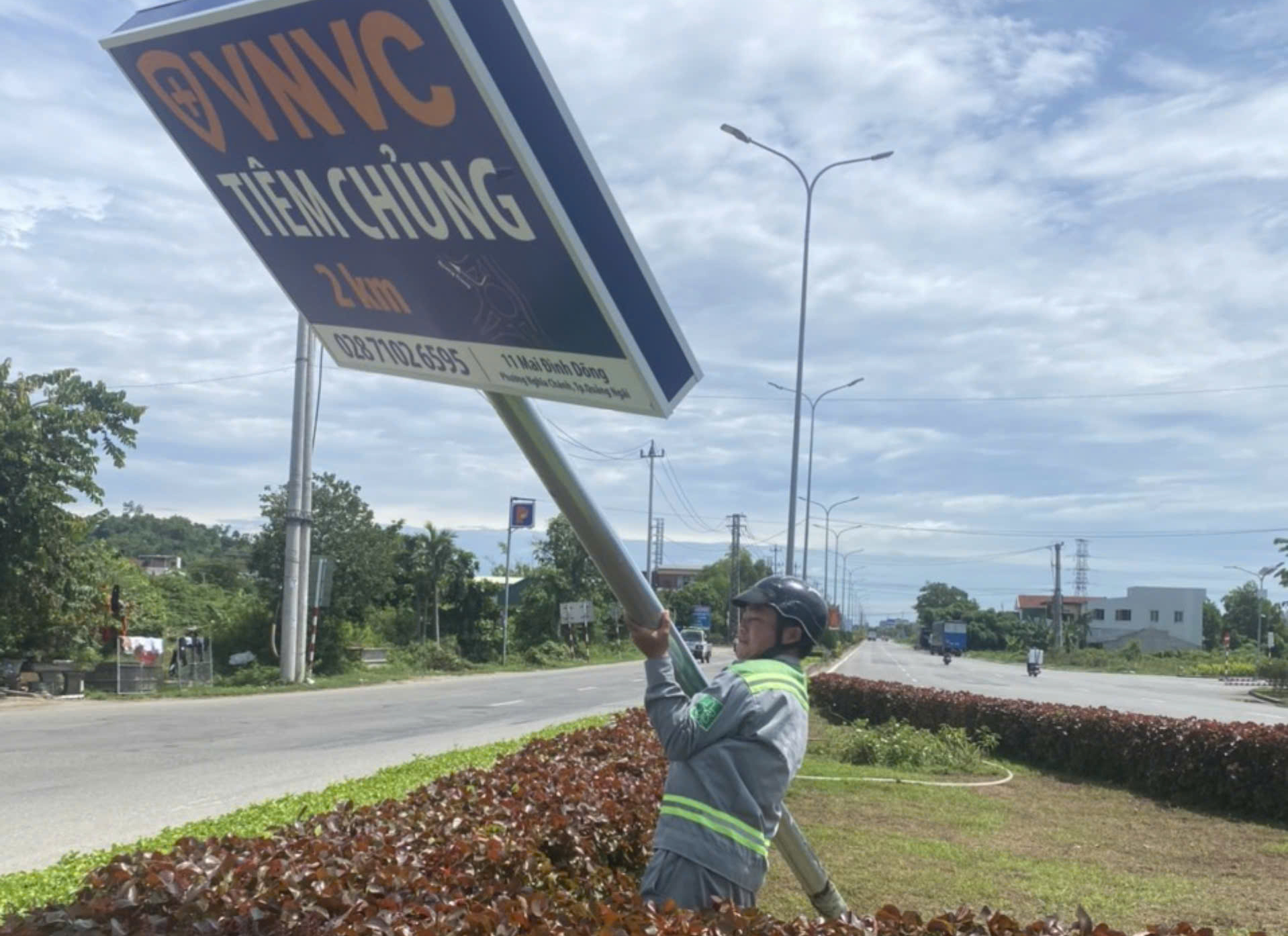 Loạt biển quảng c&aacute;o n&uacute;p b&oacute;ng biển chỉ đường ở Quảng Ng&atilde;i: Phạt C&ocirc;ng ty CP Vắc-xin Việt Nam- Ảnh 1.