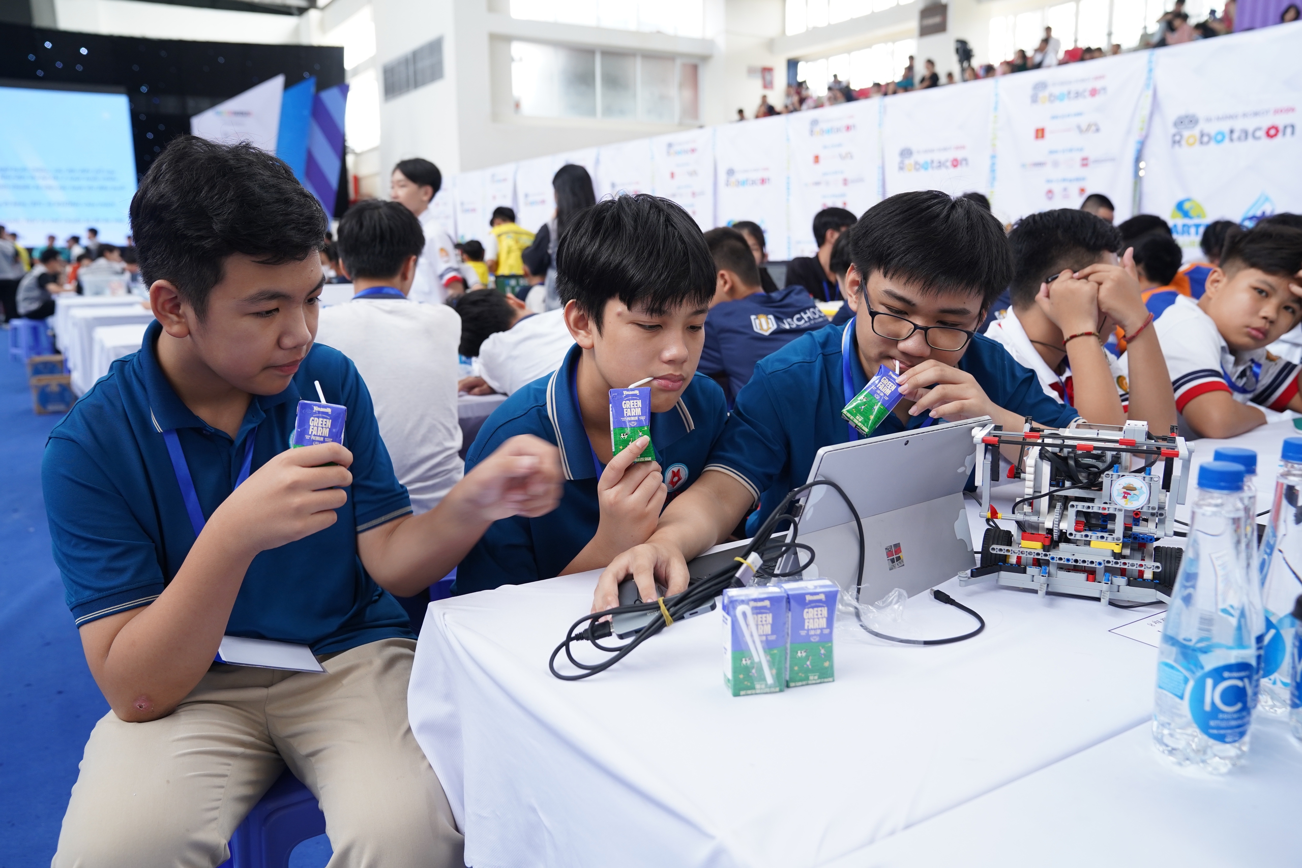 C&aacute;c đội hội &yacute; t&igrave;m giải ph&aacute;p lập tr&igrave;nh cho robot thực hiện nhiệm vụ của đề thi bất ngờ tại trang trại Green Farm v&agrave; nh&agrave; m&aacute;y Vinamilk.