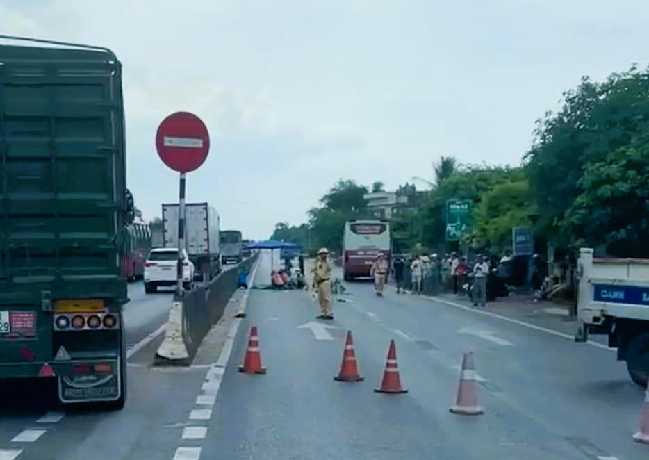 Đ&oacute;n xe cho con đi nhập học, người phụ nữ bị t&ocirc;ng tử vong- Ảnh 1.