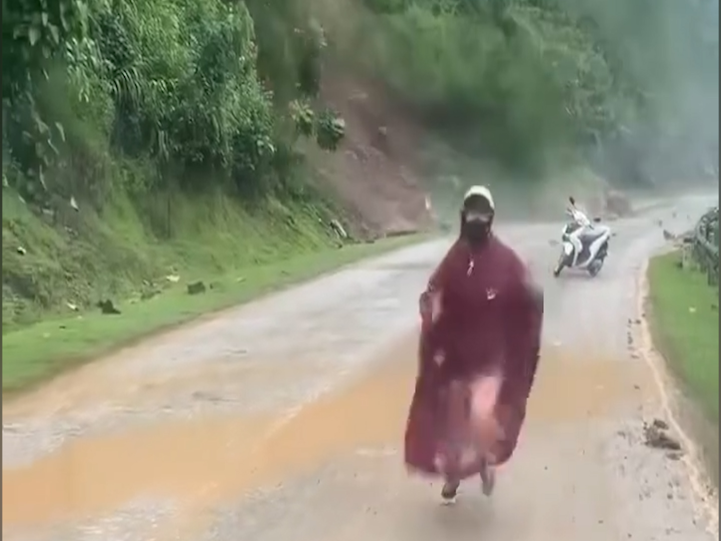 C&ocirc; g&aacute;i vứt xe m&aacute;y, th&aacute;o chạy khỏi điểm sạt lở tr&ecirc;n QL279- Ảnh 1.