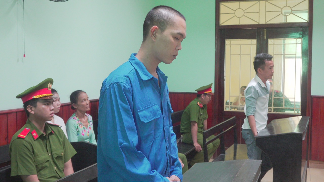 Lĩnh 8 năm t&ugrave; v&igrave; d&ugrave;ng cuốc đ&aacute;nh vỡ tr&aacute;n người nhắn tin với vợ- Ảnh 1.