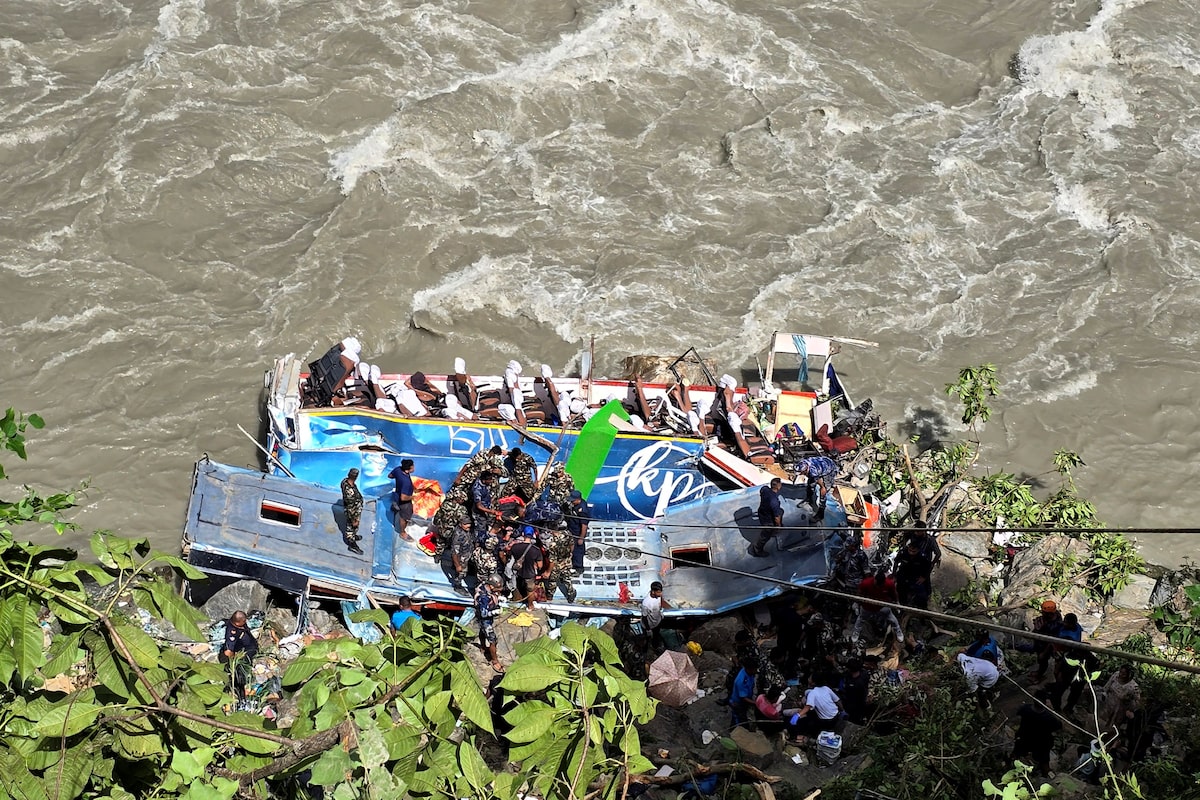 Xe chở 43 người lao xuống sông, hàng chục người thiệt mạng tại Nepal- Ảnh 1. Xe chở 43 người lao xuống sông, hàng chục người thiệt mạng tại Nepal- Ảnh 1.