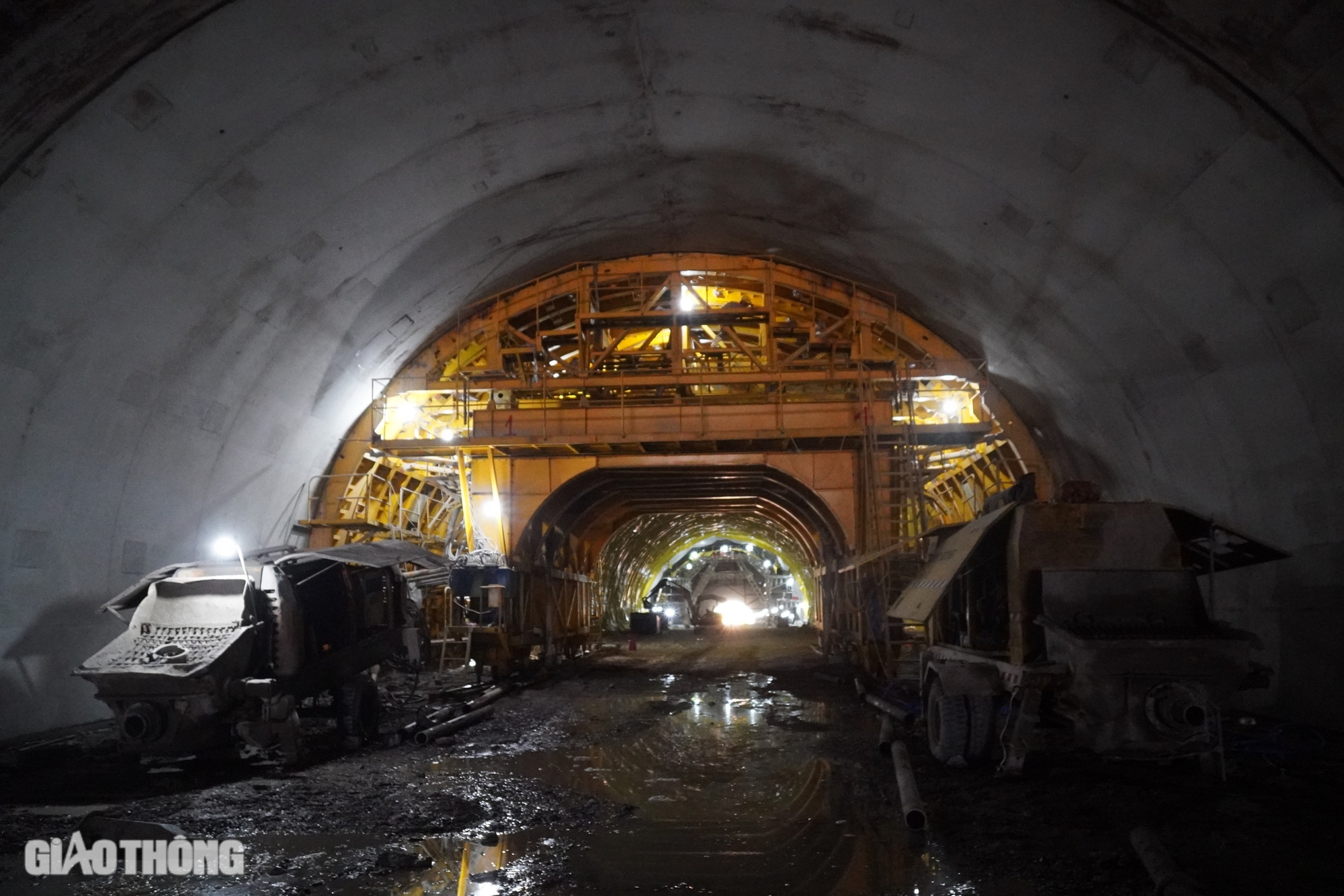 Theo ch&acirc;n những c&ocirc;ng nh&acirc;n đ&agrave;o hầm Sơn Triệu tr&ecirc;n cao tốc Quy Nhơn - Ch&iacute; Thạnh- Ảnh 2.