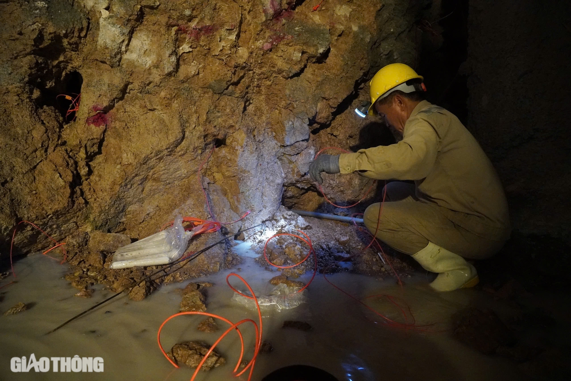 Theo ch&acirc;n những c&ocirc;ng nh&acirc;n đ&agrave;o hầm Sơn Triệu tr&ecirc;n cao tốc Quy Nhơn - Ch&iacute; Thạnh- Ảnh 4.