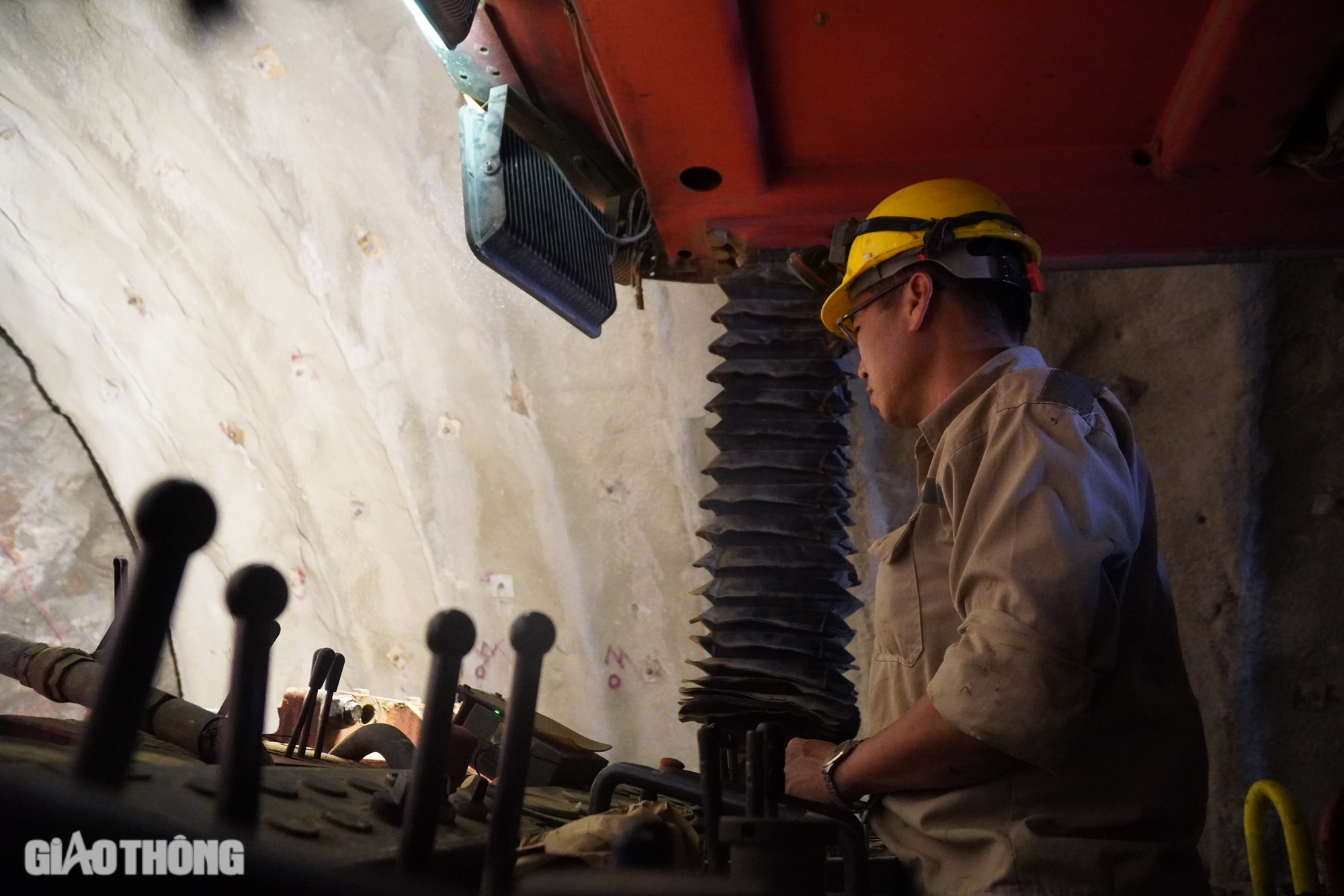 Theo ch&acirc;n những c&ocirc;ng nh&acirc;n đ&agrave;o hầm Sơn Triệu tr&ecirc;n cao tốc Quy Nhơn - Ch&iacute; Thạnh- Ảnh 5.