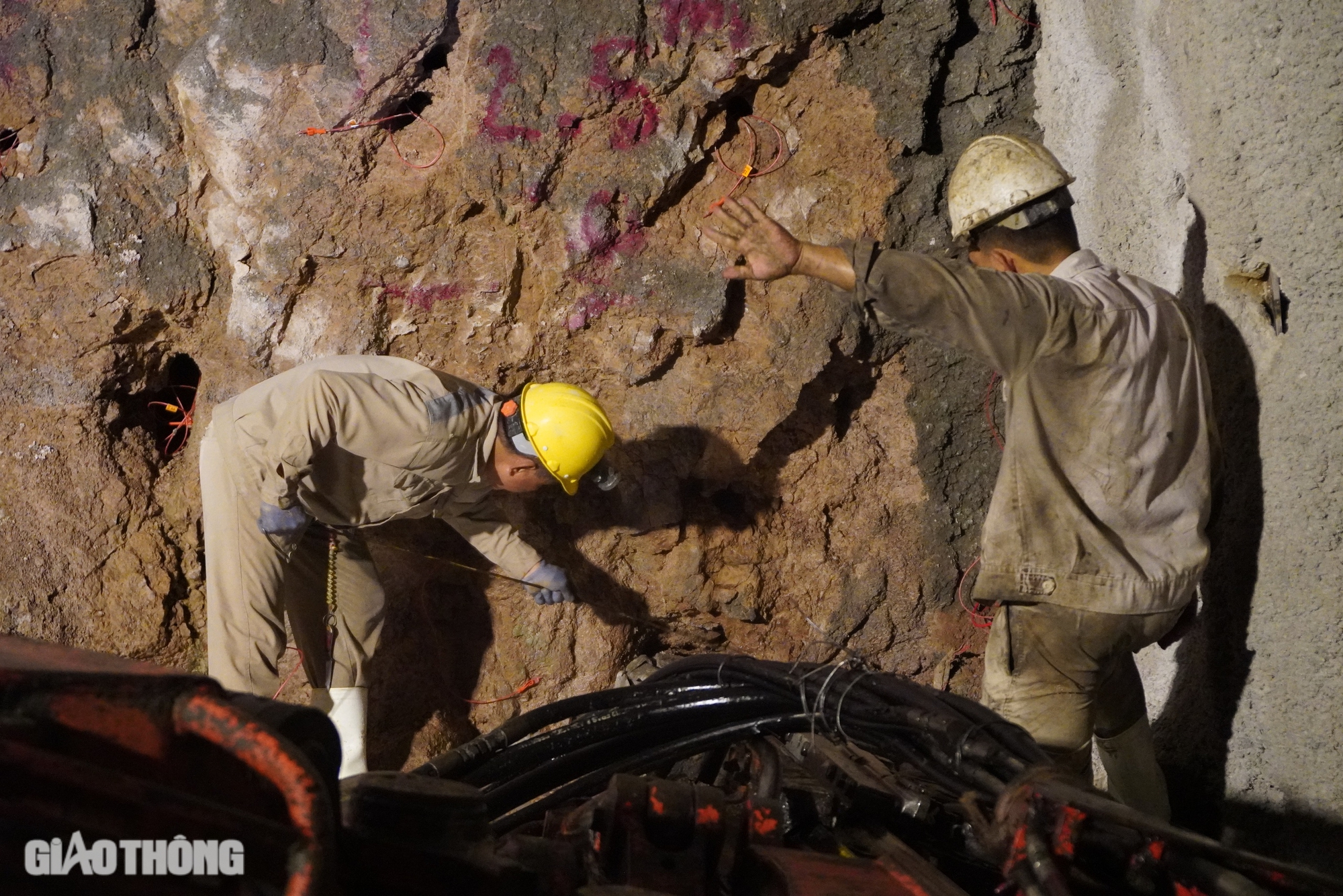 Theo ch&acirc;n những c&ocirc;ng nh&acirc;n đ&agrave;o hầm Sơn Triệu tr&ecirc;n cao tốc Quy Nhơn - Ch&iacute; Thạnh- Ảnh 6.