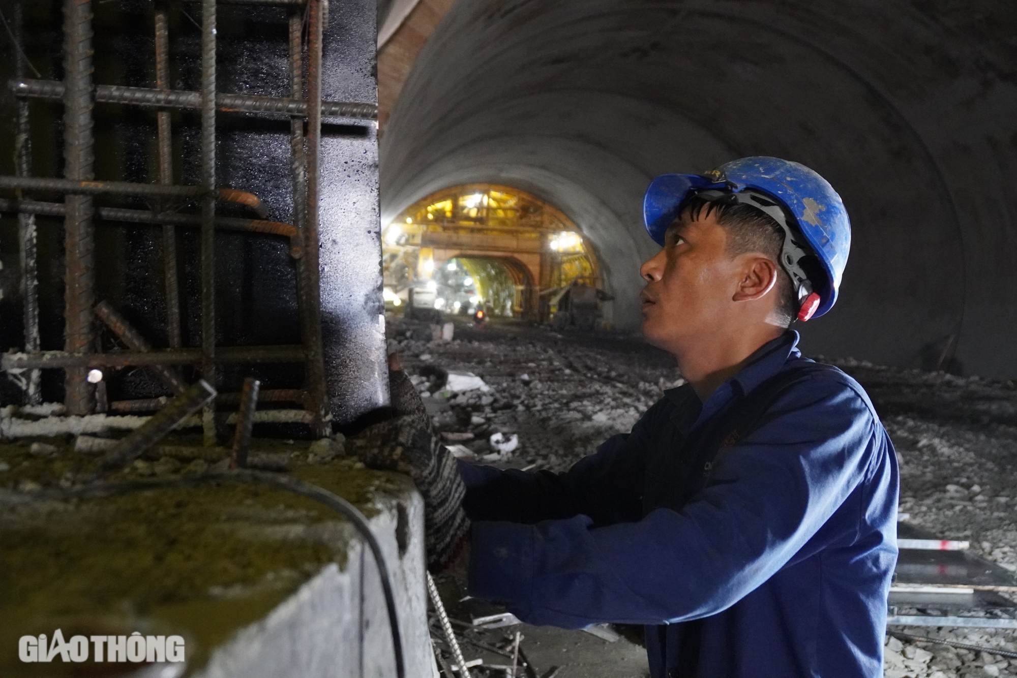 Theo ch&acirc;n những c&ocirc;ng nh&acirc;n đ&agrave;o hầm Sơn Triệu tr&ecirc;n cao tốc Quy Nhơn - Ch&iacute; Thạnh- Ảnh 7.