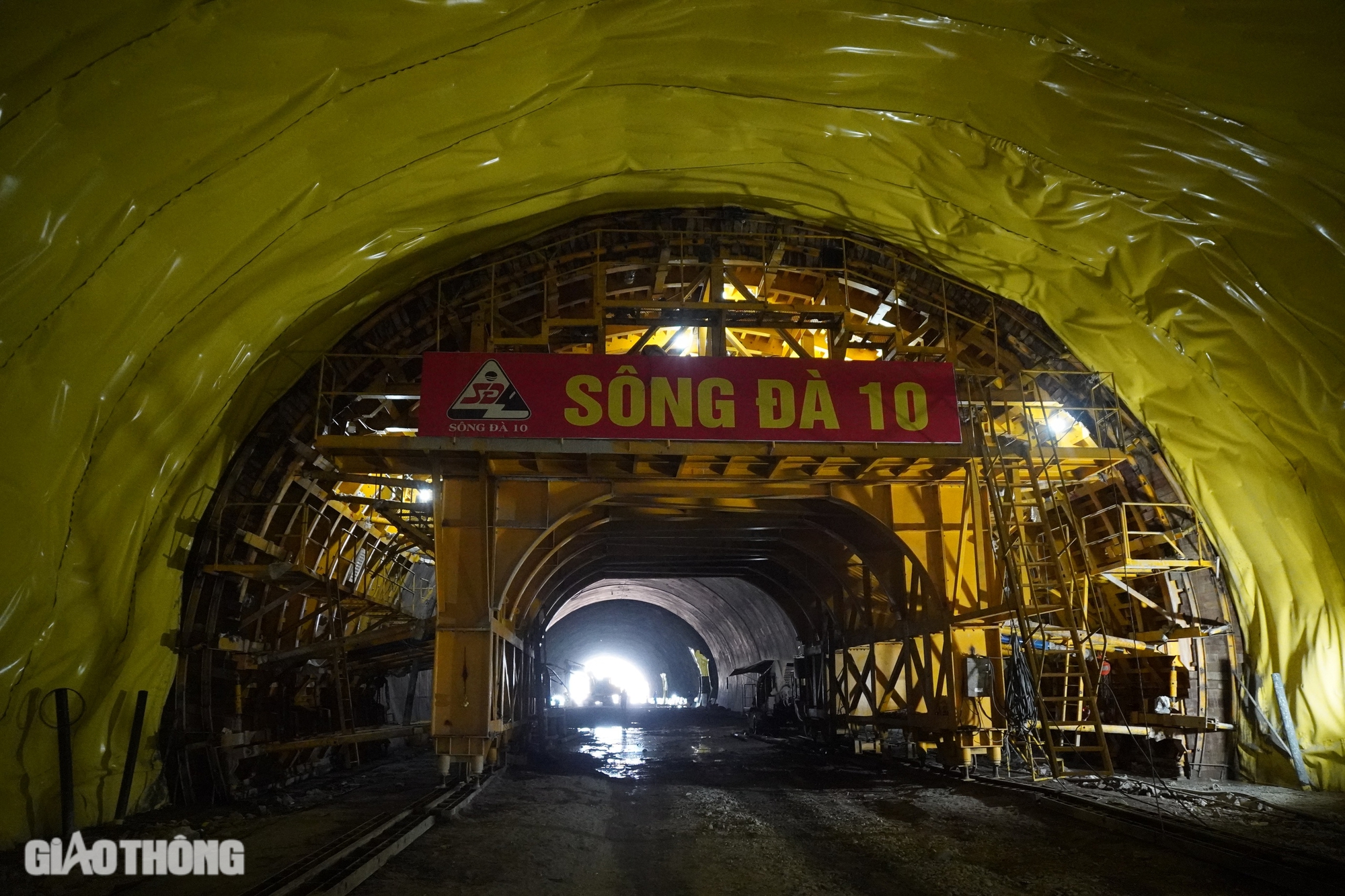 Theo ch&acirc;n những c&ocirc;ng nh&acirc;n đ&agrave;o hầm Sơn Triệu tr&ecirc;n cao tốc Quy Nhơn - Ch&iacute; Thạnh- Ảnh 8.